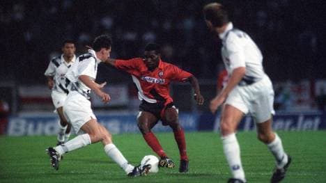 Jay-Jay Okocha tanzt mit seinen Gegenspielern