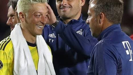 Mesut Özil (l.) und DFB-Coach Hansi Flick (r.)