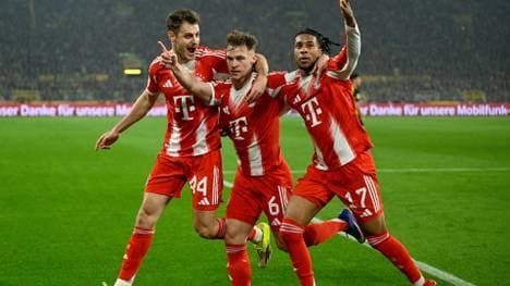 Die Bayern bejubeln das Siegtor von Kimmich (M.)