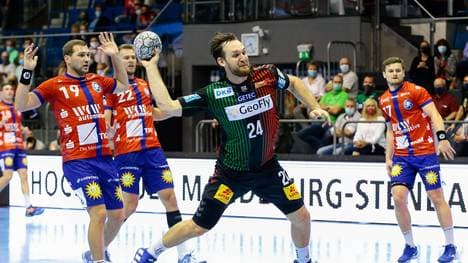 Der SC Magdeburg (m.) verlor überraschend gegen den Bergischen HC