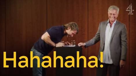 Jose Mourinho (r.) bekommt einen Lachanfall wegen eines schlechten Witzes