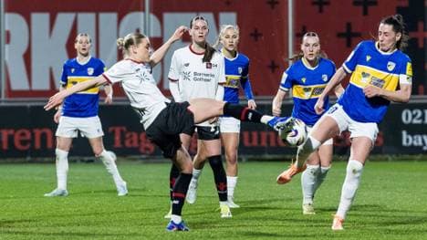 Kampf um den Ball in Leverkusen