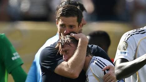 Xabi Alonso nimmt Luka Modric nach dessen letztem Spiel für Real in die Arme