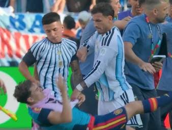 Nach dem Schlusspfiff des WM-Finales brennen Argentiniens Leandro Paredes die Sicherungen durch. Gleich mehrfach geht er die Spanier an.