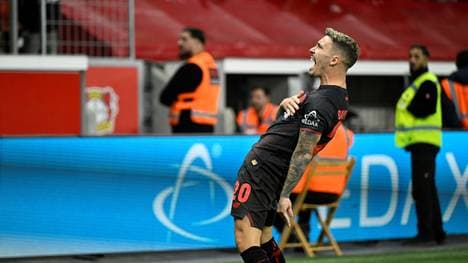 Alejandro Grimaldo jubelt nach einem Freistoßtreffer