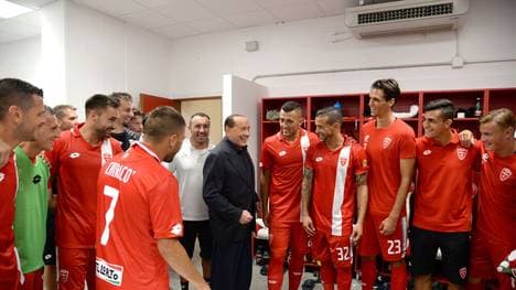 Silvio Berlusconi (Mitte) in der Monza-Kabine