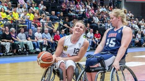 Rollstuhlbasketballerin Annabel Breuer (l.) studiert Psychologie