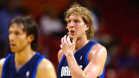 Dirk Nowitzki (r.) möchte einen Trainer-Job in Zukunft nicht ausschließen