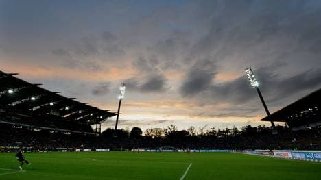 Im Karlsruher Wildparkstadion finden 27.500 Zuschauer Platz