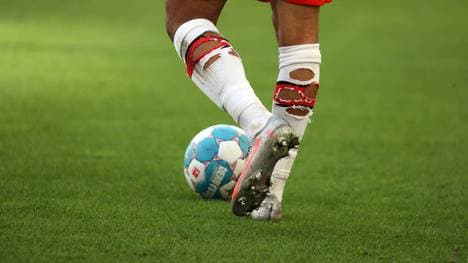 Auffällig: Omar Marmoush vom VfB Stuttgart spielte im Derby gegen die TSG Hoffenheim mit reichlich durchlöcherten Stutzen