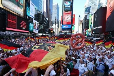 Deutsche Fans feiern am Times Square