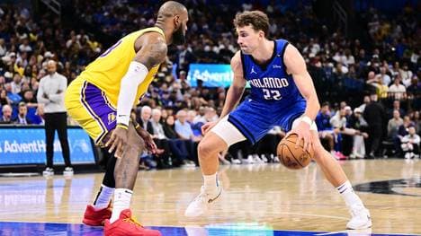 Franz Wagner (r.) schlägt LeBron James