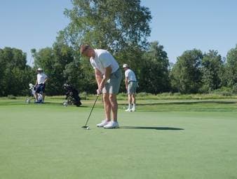 Tim Stützle und Moritz Seider sind eigentlich auf dem Eis und auf Kufen zuhause. Doch in der NHL-Sommerpause versuchten sich die Eishockey-Nationalspieler auf dem Golf-Court.