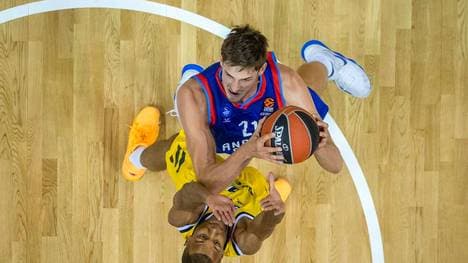 Tibor Pleiß (oben) gehört mit Anadolu Efes zum engsten Favoritenkreis in der EuroLeague