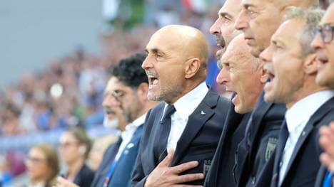 Luciano Spalletti singt die Hymne ein letztes Mal als Nationaltrainer