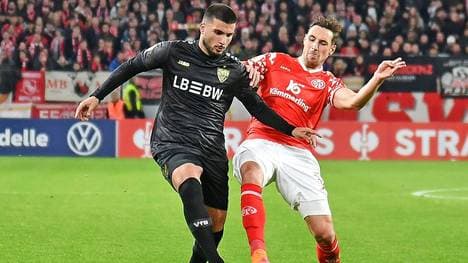 Deniz Undav (l.) im Duell mit Dominik Kohr 