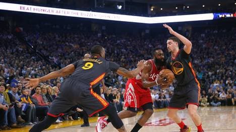 James Harden (M.) steht mit den Rockets vor einer schwierigen Aufgabe