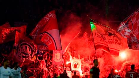 Beim Pokalfinale in Berlin hantierten Fans von Bayern und Frankfurt mit Pyro 