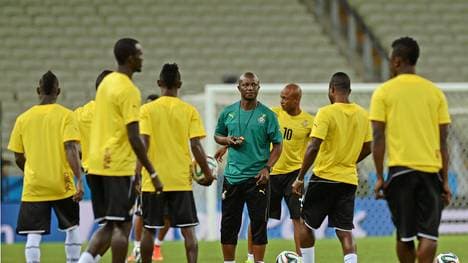 Trainer James Kwesi Appiah (M.) verdiente bei der WM nicht mehr als der Zeugwart