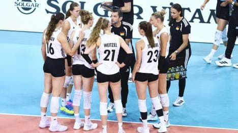 Bundestrainer Bregoli versammelt seine Spielerinnen