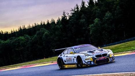 Der Rowe-BMW mit der Startnummer 99: FÃ¼hrung kurz vor 18-Stunden-Marke