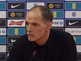 Englands Trainer Thomas Tuchel erklärt nach dem 2:0-Sieg im WM-Qualifikationsspiel gegen Albanien die Auswechslung von Jude Bellingham und betont Disziplin und Respekt.