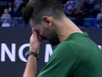 Novak Djoković wird nach dem Sieg gegen Alejandro Tabilo in Athen sichtlich emotional und zollt seinem ehemaligen Trainer Nikola "Niki" Pilić Tribut.