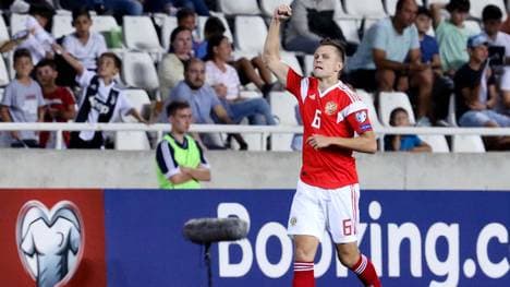 Russlands Mittelfeldspieler Denis Cheryshev beim Jubeln