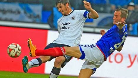 Marc Heider (r., im Duell mit Christopher Schindler) hatte eine der besten Möglichkeiten zur Führung für Holstein Kiel