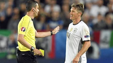 Schiedsrichter Viktor Kassai wunderte sich etwas über Schweinsteigers Wahl