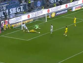 Der MSV Duisburg fährt gegen den FC Saarbrücken einen furiosen Comeback-Sieg ein. Vor der Partie kam es zu einem emotionalen Moment in Gedenken an Georg Koch.