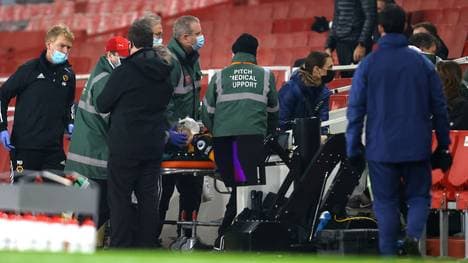 Raúl Jiménez wurde nach einem heftigen Zusammenprall ins Krankenhaus gebracht