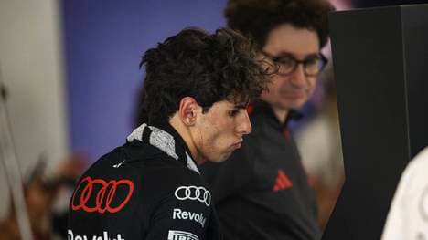Audi-Teamchef Mattia Binotto (im Hintergrund) mit Pilot Gabriel Bortoleto