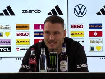 David Raum spricht in der Pressekonferenz über die Nachnominierung seines Teamkollegen Assan Ouedraogo.