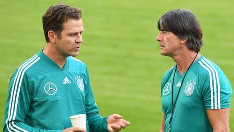Nationalmannschaftsmanager Oliver Bierhoff (l.) nannte die Nichtnominierung Leroy Sanes nun offen einen Fehler