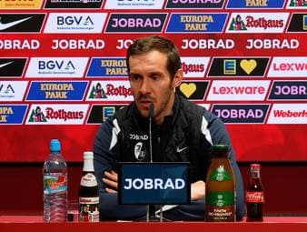 Vor dem Bundesligaspiel gegen Werder Bremen äußert sich SC-Freiburg-Trainer Julian Schuster zur Entlassung von Horst Steffen. Für den Freiburger Chefcoach ist diese Entscheidung nur schwer nachvollziehbar.