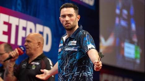 Zwischendurch zeigte sich Luke Humphries (Bild) im Spiel gegen Damon Heta ratlos ob seiner Ungenauigkeit auf die Triple-Felder