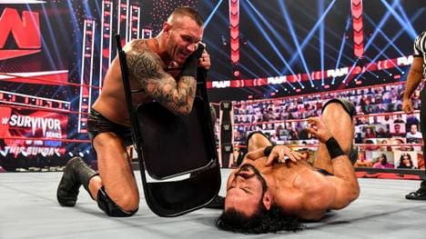 WWE ChampionRandy Orton bekämpft Drew McIntyre bei WWE Monday Night Raw mit einem Stuhl