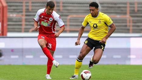 Jobe Bellingham (r.) im Duell mit Rot-Weiß Oberhausen