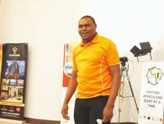 Ein kenianischer Tierarzt wird zur Darts-Sensation