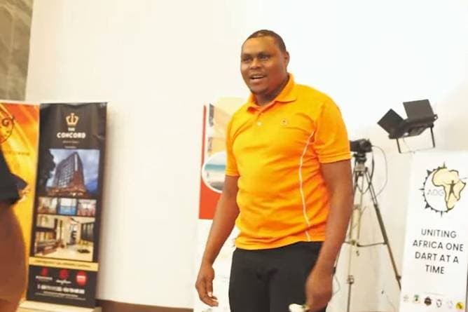 Ein kenianischer Tierarzt wird zur Darts-Sensation