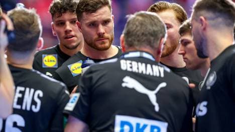 Auszeit! Kapitän Johannes Golla lauscht Coach Gislason