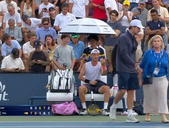 Terence Atmane und Jaume Munar liefern sich bei den US Open einen erbitterten Kampf. Das Erstrundenmatch beinhaltet etliche Medical Timeouts, zwischenzeitlich verweigert der Physio sogar die Behandlung.