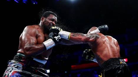 Boxen: Dillian Whyte neuer WBC-Interim Champ, Sieg über Oscar Rivas, Oscar Rivas(rechts) im Kampf gegen Dillian Whyte 