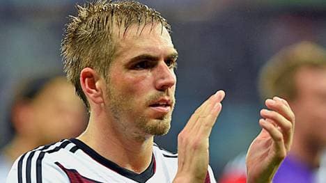 DIE VERTEIDIGER: Philipp Lahm ist der Kapitän und verlängerte Arm des Bundestrainers. Mit dem FC Bayern hat der 30-Jährige bereits alles gewonnen, was es zu gewinnen gibt. Nun soll auch mit dem Nationalteam endlich der erste Titel her. Gilt als Musterprofi auf dem Platz und außerhalb: Engagiert sich mit seiner Philipp-Lahm-Stiftung und auch darüber hinaus für zahlreiche gute Zwecke