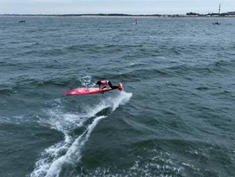 Lennart Neubauer gewinnt den Windsurf World Cup 2025 in Sylt und wird Vizeweltmeister. Der gebürtige Bremer, der in Griechenland lebt, schreibt mit einem spektakulären Trick Geschichte.