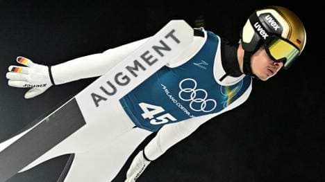 Philipp Raimund fliegt von der Normalschanze in Predazzo