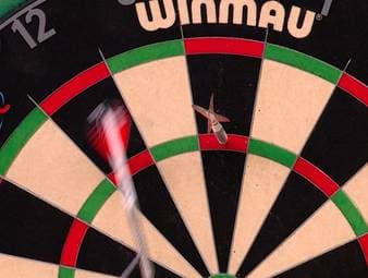 Eine bittere Aufnahme von Dom Taylor erinnert die beiden Kommentatoren Basti Schwele und Robert Marijanovic an einen legendären Moment von Gary Anderson.