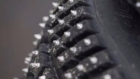 Die Metallstifte werden in Handarbeit in den Reifen eingesetzt