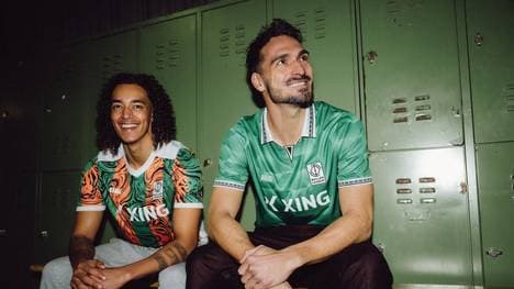 Mats Hummels (r.) präsentiert ein Trikot der Baller League 